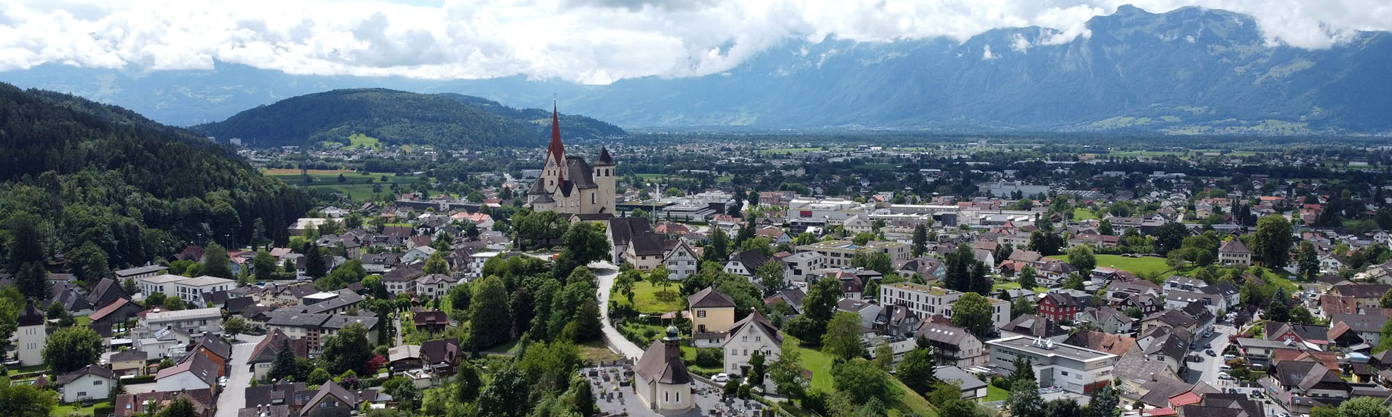 Eine Portraitaufnahme der Stadt Rankweil bei Sonnenschein.